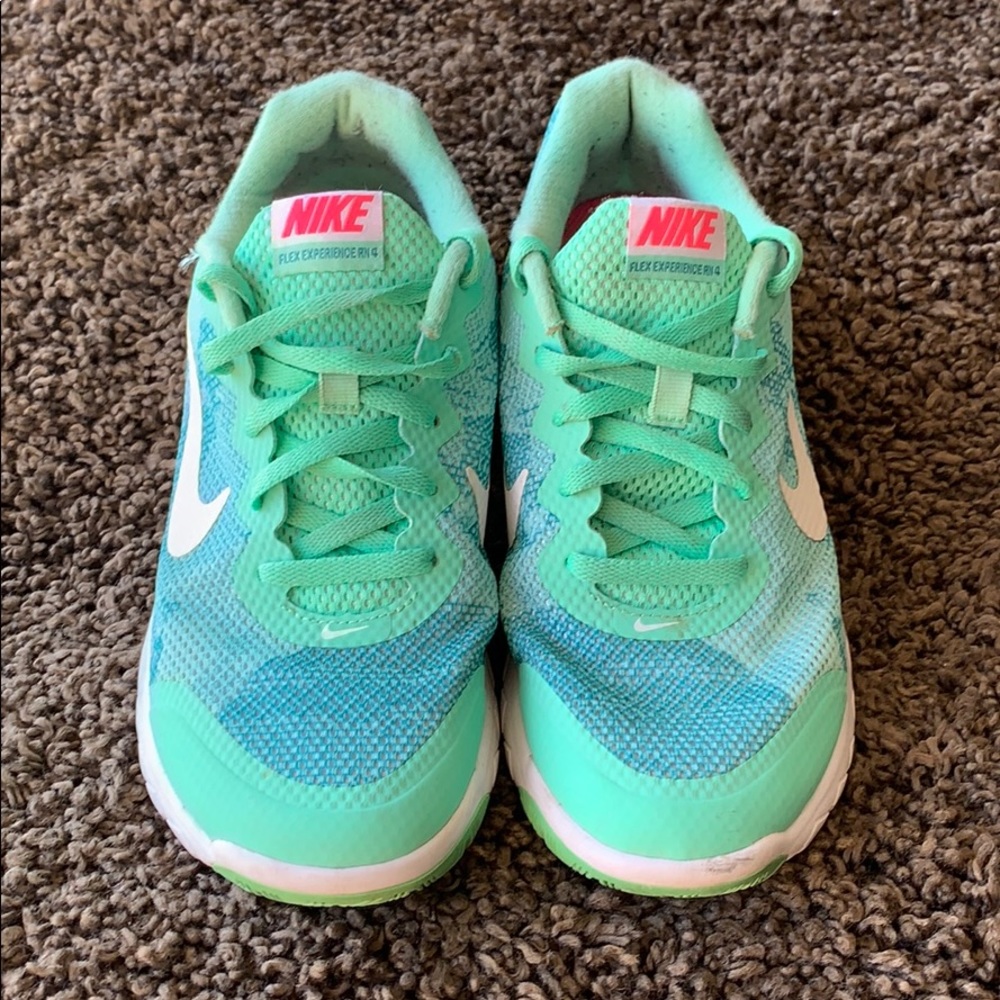 NIkes